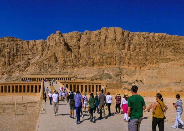 picture-of-the-entrance-to-the-Temple-of-Hatshepsut-during-the-entry-of-visitors