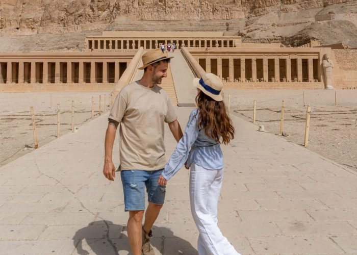 A-wonderful-photo-of-the-couple-in-front-of-Hatshepsut-Temple